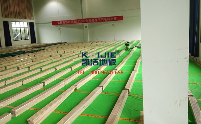 如何保養(yǎng)運(yùn)動(dòng)木地板才能延長(zhǎng)它的使用壽命？運(yùn)動(dòng)木地板的日常保養(yǎng)——?jiǎng)P潔地板